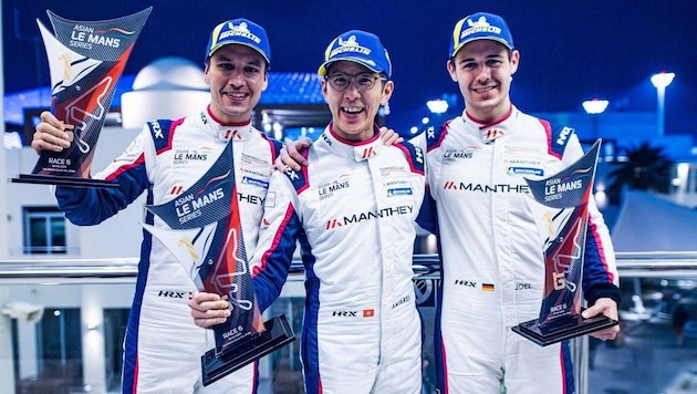 Klaus Bachler (left) with team-mates Antares Au (center) and Joel Sturm (right) (Bild: Manthey Racing/Porsche Motorsport)