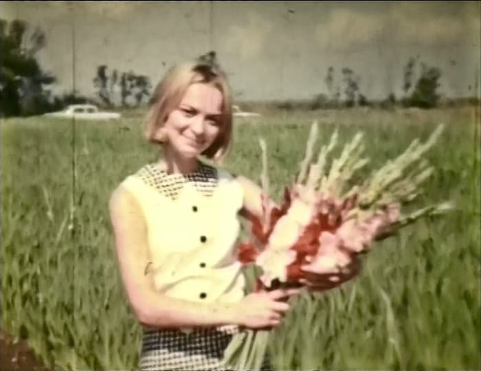 Hübsches Mädel mit Gladiolen