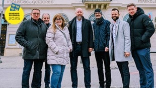 Große Einigkeit zwischen ÖVP und FPÖ: Peter Fuchs (FPÖ), Wilhelm Haberbichler (FPÖ), bürgermeisterin Klaudia Osztovics (ÖVP), Marcus Berlosnig (design. Vizebürgermeister, FPÖ), Peter Teix (ÖVP), Armin Zwazl (ÖVP), Thomas Rack (ÖVP), v.l.n.r. (Bild: Krone KREATIV/ZVG Stadtgemeinde Neunkirchen)