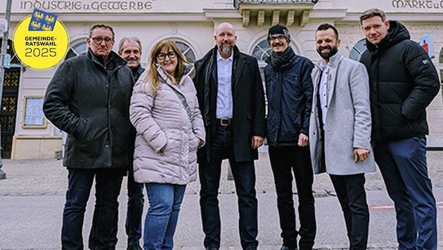 Große Einigkeit zwischen ÖVP und FPÖ: Peter Fuchs (FPÖ), Wilhelm Haberbichler (FPÖ), bürgermeisterin Klaudia Osztovics (ÖVP), Marcus Berlosnig (design. Vizebürgermeister, FPÖ), Peter Teix (ÖVP), Armin Zwazl (ÖVP), Thomas Rack (ÖVP), v.l.n.r. (Bild: Krone KREATIV/ZVG Stadtgemeinde Neunkirchen)