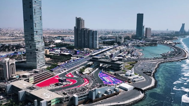 The street circuit in Jeddah in all its glory. Formula E is now available every Monday on krone.tv! (Bild: krone.tv/ServusTV)