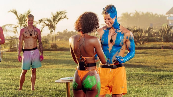 „Too Hot To Handle“: Wer kann denn da den leicht bekleideten Frauen schon widerstehen?