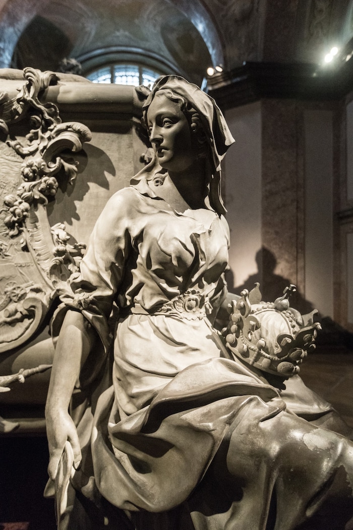 Ein Ahnengeist am Sarkophag Maria Theresias