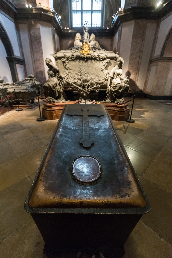 Vorne: der bescheidene Sarg von Kaiser Joseph II., dahinter: der imposante Sarkophag seiner ...