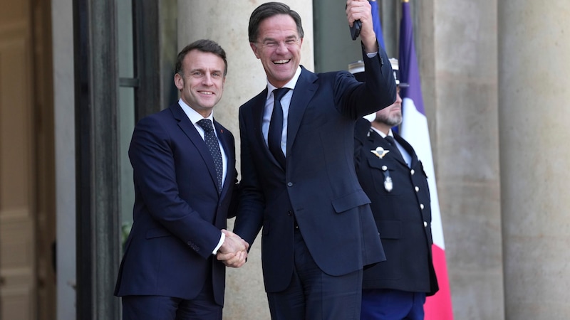 Macron (links) begrüßt NATO-Generalsekretär Rutte im Élysée-Palast in Paris. (Bild: APA/ASSOCIATED PRESS)