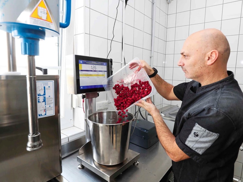 Precision is required when weighing up the individual ingredients. (Bild: Reinhard Judt)