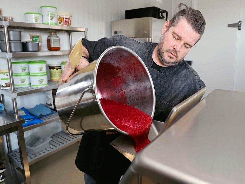 Before discovering his love of making ice cream, Jürgen Novak worked as a kitchen manager at REWE for many years. (Bild: Reinhard Judt)