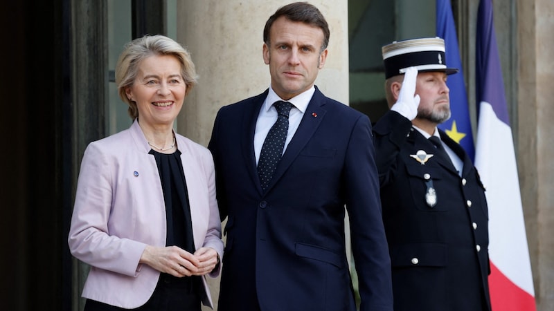 Von der Leyen and Macron in Paris (Bild: APA/AFP/Ludovic MARIN)