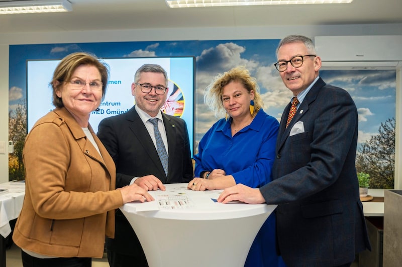 Mayor Helga Rosenmayer, Provincial Councillor Ludwig Schleritzko, LGA Director Elisabeth Bräutigam and Lower Austrian Medical Association President Harald Schlögel are delighted with the expansion of the Health-across Gmünd health center. (Bild: Walter Skokanitsch)