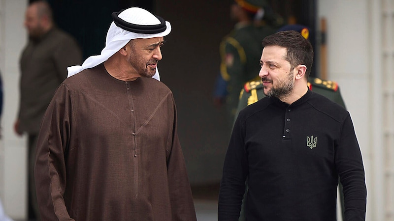 Der ukrainische Präsident Wolodymyr Selenskyj wurde von Präsident Mohammed bin Sajid in Abu Dhabi empfangen. (Bild: APA/AP)