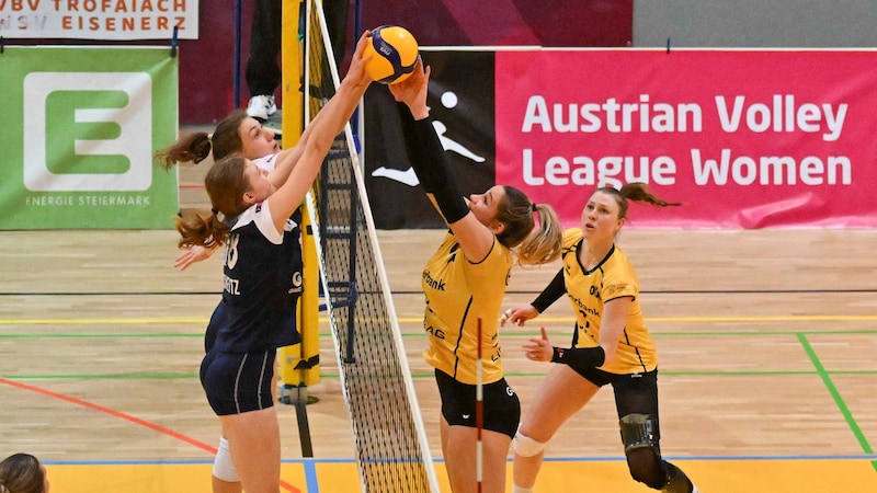 Julia Mitter (left hi.) and Theresa Scheitz duel with the Linz team in the quarter-finals. (Bild: GEPA pictures)