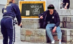 Ahmad G. bei der Verhaftung – im Hintergrund eine IS-Flagge, die bei ihm sichergestellt wurde.