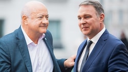 Bundeskanzler Christian Stocker (ÖVP) und Vizekanzler Andreas Babler (SPÖ) (Bild: Krone KREATIV/GEORG HOCHMUTH / APA / picturedesk.com)