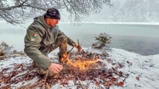 In Notsituationen kann ein Feuer Leben retten, aber das Feuermachen ist ein harter Job.  (Bild: Wallner Hannes)