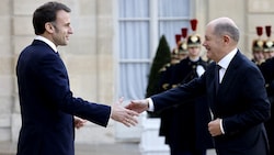 Frankreichs Präsident Emmanuel Macron empfing unter anderem den deutschen Bundeskanzler Olaf Scholz. (Bild: APA/AFP/Ludovic MARIN)