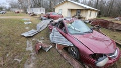 Die meisten Todesopfer sollen von den rasch steigenden Fluten in ihren Autos eingeschlossen worden sein. (Bild: Associated Press)