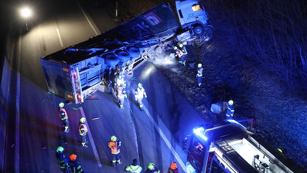 The truck was lying across the carriageway. (Bild: laumat)