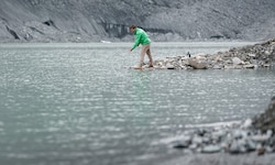 Ein Greenpeace-Mitarbeiter nimmt an der Pasterze am Fuße des Großglockners eine Wasserprobe – ...