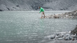 Ein Greenpeace-Mitarbeiter nimmt an der Pasterze am Fuße des Großglockners eine Wasserprobe – Gletscherseen sind leider mit Plastikpartikel belastet, wie sich zeigt.  (Bild: Greenpeace/Mitja Kobal)