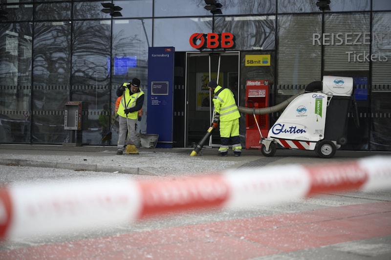 A large-scale police operation is currently underway at Korneuburg station. (Bild: Imre Antal)