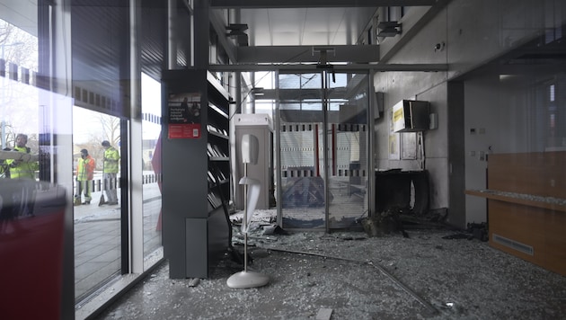 The ÖBB waiting room at Korneuburg station was completely destroyed by the ATM blast. (Bild: Imre Antal)