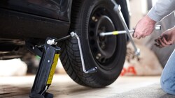 Wer seine Reifen selbst wechselt, sollte auf das Anziehen der Radmuttern mit dem richtigen ...
