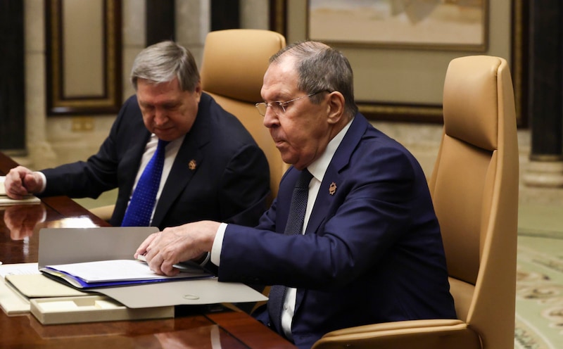 Ushakov and Lavrov in Riyadh (Bild: Copyright 2025 The Associated Press. All rights reserved.)