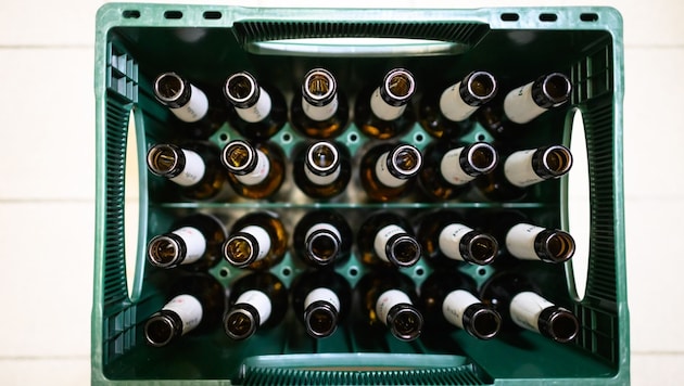 The increase in the deposit from nine to 20 cents in Austria corresponds roughly to the replacement value of a bottle. Previously, around six percent of beer bottles in circulation ended up in waste glass, residual waste or in the countryside every year. Empties and crates have long since cost much more to procure. (Bild: APA/dpa/Robert Michael)