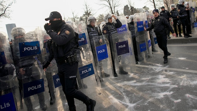 Die türkische Polizei geht gegen die Opposition vor. (Bild: AP/Emrah Gurel)