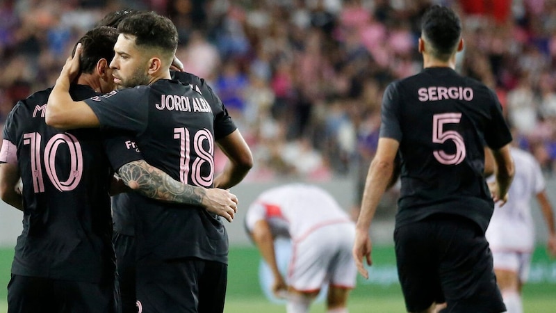 Lionel Messi (links) mit Teamkollegen Jordi Alba (mitte) und Sergio Busquets. (Bild: AFP)