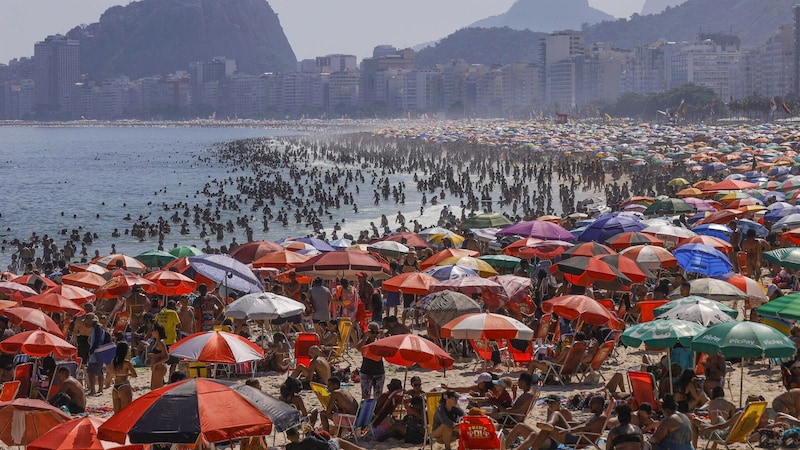 Viele die Einwohner Rios und Touristen suchten am Montag die berühmten Strände der Copacabana und Ipanema auf, um sich abzukühlen. (Bild: EPA)