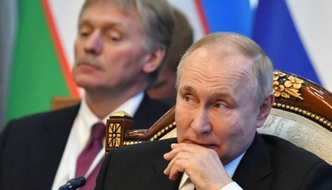 Von links: Kreml-Sprecher Dmitri Peskow und Russlands Machthaber Wladimir Putin (Bild: APA/AFP)
