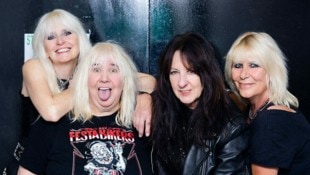 Girlschool 2023 rund um Bandchefin und Haupt-Songwriterin Kim McAuliffe (2.v.r.). (Bild: Adam Kennedy)