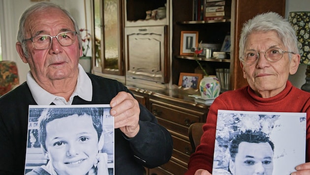 These grandparents show photos of their abused grandchild. (Bild: Guillaume Souvant)