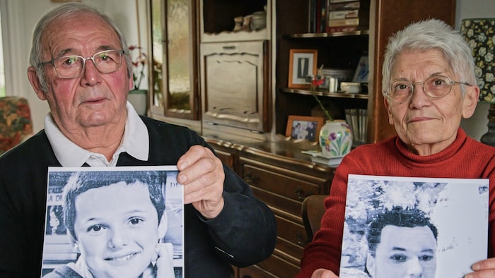 Diese Großeltern zeigen Fotos ihres missbrauchten Enkelkindes.