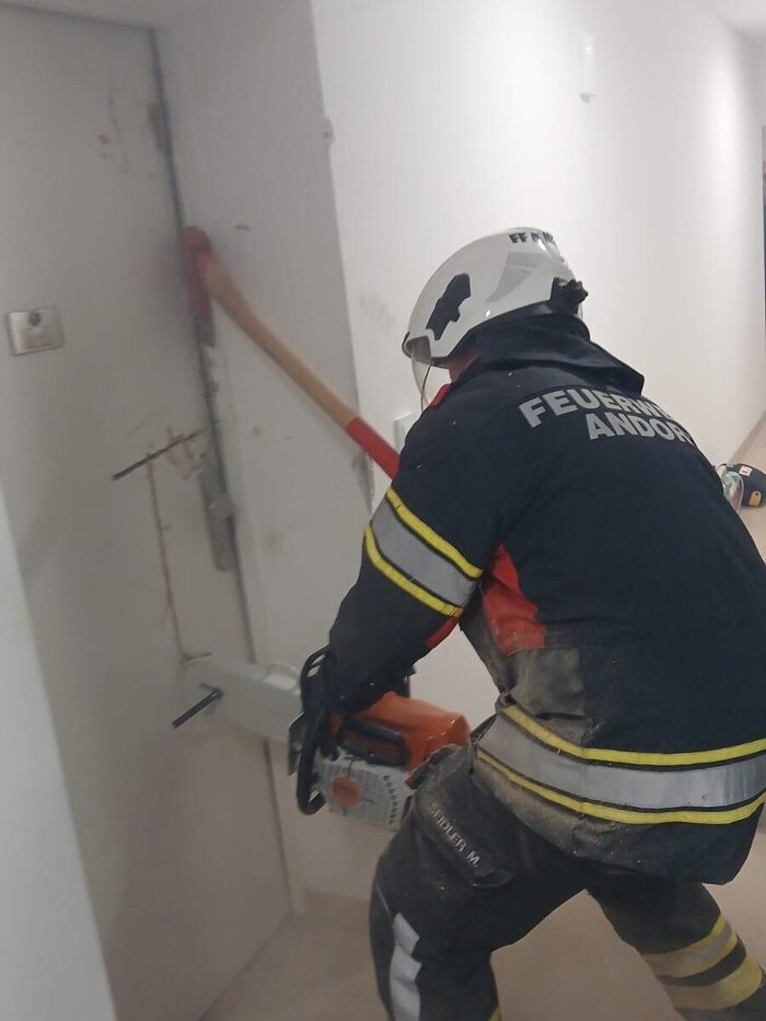 Mit Axt und Spezialkettensäge gelang es schließlich, durch die äußerste Tür in die Wohnung zu ...