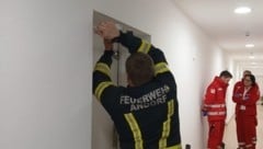 Das Öffnen der gut gesicherten Eingangstür gestaltete sich für die Feuerwehrleute nicht gerade einfach. (Bild: FF Andorf)