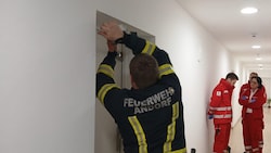 Das Öffnen der gut gesicherten Eingangstür gestaltete sich für die Feuerwehrleute nicht gerade einfach. (Bild: FF Andorf)