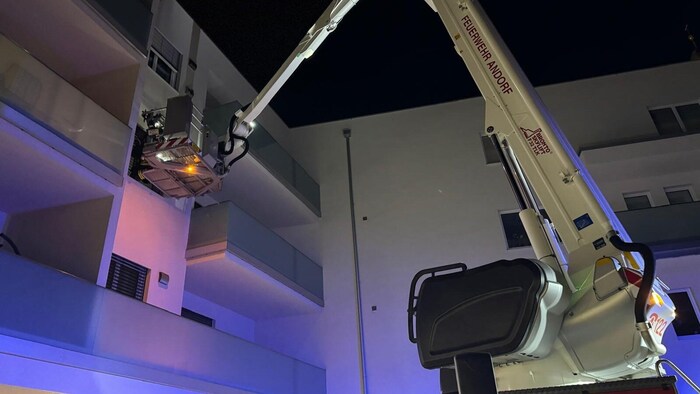 Von der Teleskopmastbühne aus wurde der 57-Jährige im Bett liegend gesichtet.