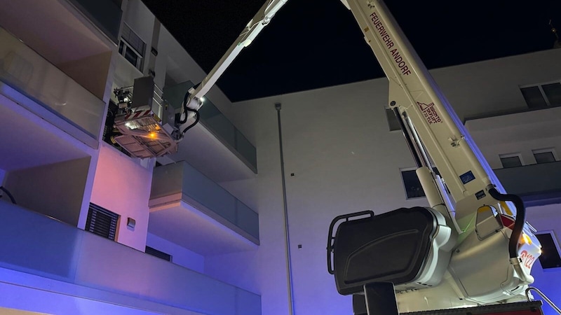 The 57-year-old was spotted lying in bed from the telescopic boom lift. (Bild: FF Andorf)