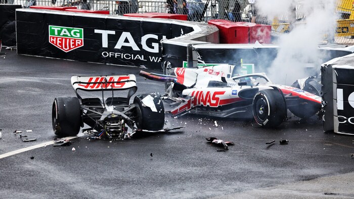 Der Bolide von Mick Schumacher zerbrach in zwei Hälften.