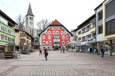 Im Stadtgebiet von Saalfelden stürmte ein Messer-Mann in einen Friseursalon. Doch der Eigentümer ...