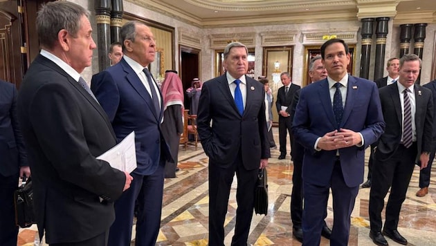 Putin's chief diplomat Sergei Lavrov (second from left) and US Secretary of State Marco Rubio (second from right) negotiated for several hours. (Bild: Handout/AFP)