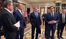 Putins Chefdiplomat Sergej Lawrow (zweiter von links) und US-Außenminister Marco Rubio (zweiter ...