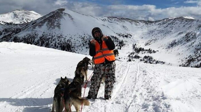 Musher aus verschiedenen Nationen kommen angereist.