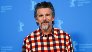 Hollywoodstar Ethan Hawke bei einem Fototermin der Berlinale 2025 (Bild: Nadja Wohlleben / REUTERS / picturedesk.com)