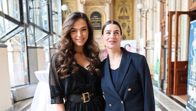 Akrobatin und Model Lili Paul-Roncalli mit Opernstar Asmik Grigorian.  (Bild: Tuma Alexander/STARPIX /Alexander TUMA)