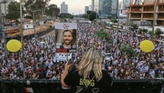 Das Bild von Tal Shoham auf einer Demonstration für die Geiseln in Israel (Bild: GIL COHEN-MAGEN AFP or licensors)