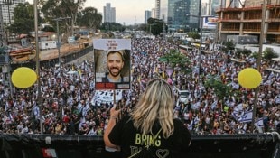 Das Bild von Tal Shoham auf einer Demonstration für die Geiseln in Israel (Bild: GIL COHEN-MAGEN AFP or licensors)