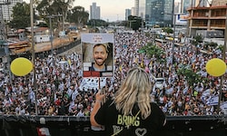 Das Bild von Tal Shoham auf einer Demonstration für die Geiseln in Israel